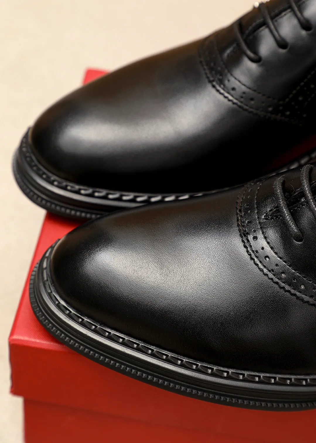 Men's shoes 💰462 💐 Product trademark: Ferragamo "Ferragamo" business leather shoes Regular size: 38-44 (45.46🉑️customized) Product materials: Selected imported first-layer calfskin upper, imported water-dyed cowhide leather lining. Strong three-dimensional visual effect, rubber outsole Color: 1⃣️color optional